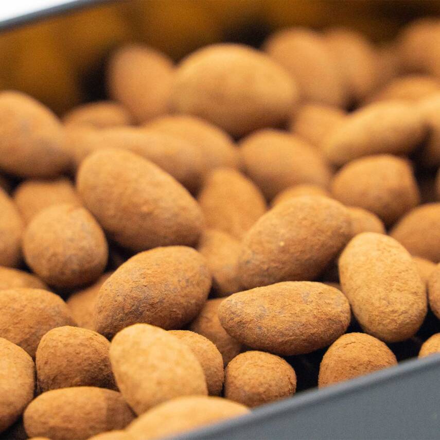 Elamore Şeker İlavesiz, Glütensiz, Vegan Premium Antep Fıstıklı Bitter Çikolata - Siyah Yuvarlak Metal Kutu, 150 gr - 3