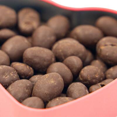 Elamore Şeker İlavesiz, Glütensiz, Vegan Yer Fıstıklı Bitter Çikolata - Pembe Küçük Kalp Metal Kutu,80 gr - 3