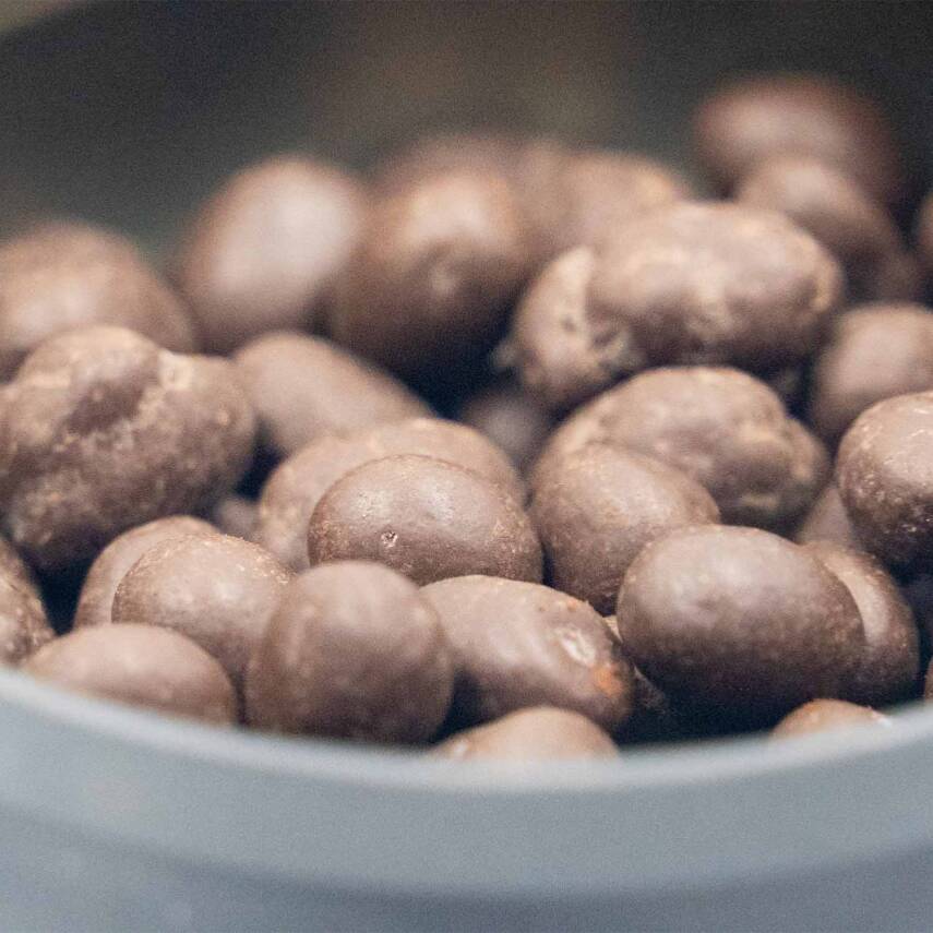 Elamore Şeker İlavesiz, Glütensiz, Vegan Yer Fıstıklı Bitter Çikolata - Siyah Yuvarlak Metal Kutu, 150 gr - 3